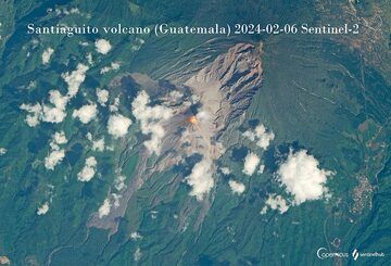 Der aktive Lavadom des Vulkans Santiaguito (Guatemala) wächst weiter und glühende Lavablöcke lösen sich von seinen Flanken (Bild: Sentinel-2)