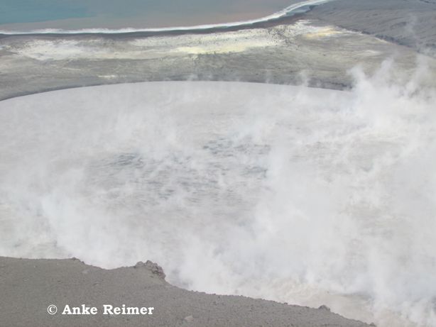 Der dampfende Kratersee des Anak Krakatau