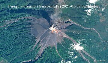 Eine gewaltige Explosion am Fuego überschüttete den Gipfel mit glühenden Lavabomben und bildete glühende Lawinen (Bild: Sentinel-2)