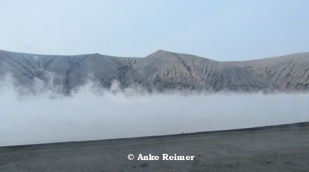 Das Ufer des Kratersees