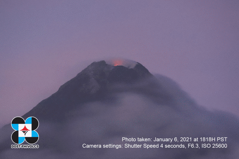 Summit glow at Mayon volcano on 6 January (image: PHIVOLCS)