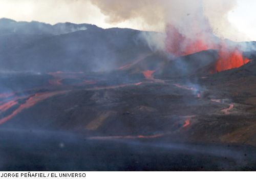 Eruption of Sierra Negre volcano on 25 Oct. 2005 (Photo: Jorge Penafiel / El Universo)