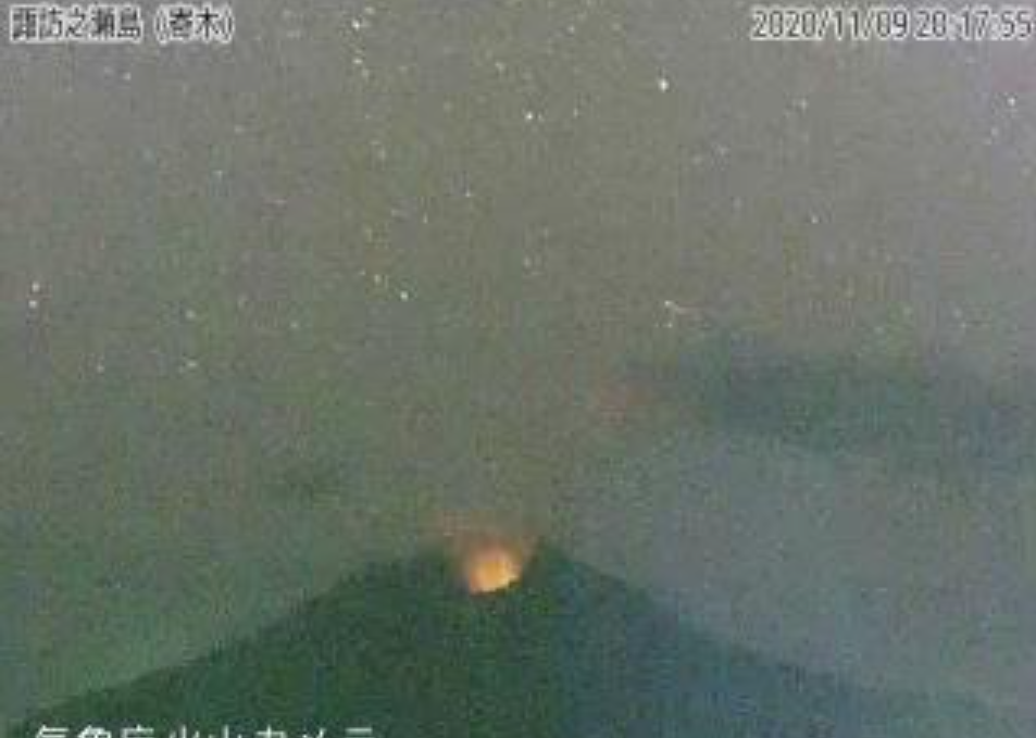 Steaming glow at Suwanosejima volcano on 9 November (image: @mykagoshima/twitter)