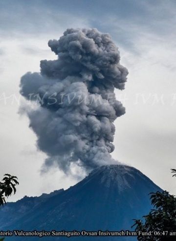 Explosion from Santiaguito volcano (image: INSIVUMEH)