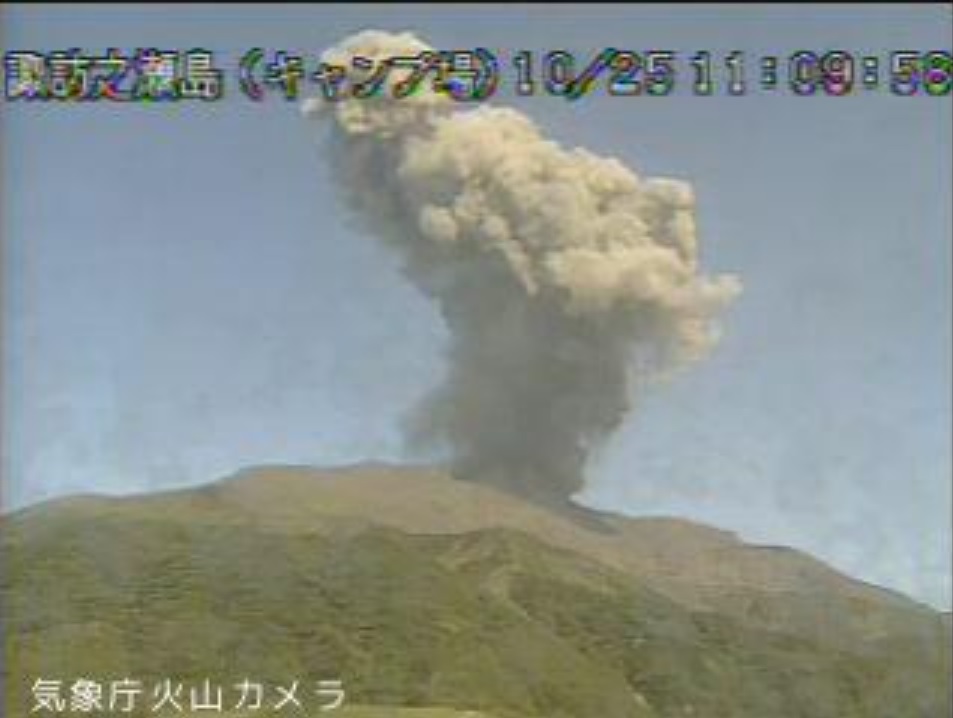 Strong explosion from Suwanosejima volcano yesterday (image: @mykagoshima/twitter)