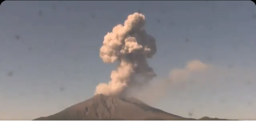 Explosive event from Sakurajima volcano yesterday (image: @DavidHe11952876/twitter)
