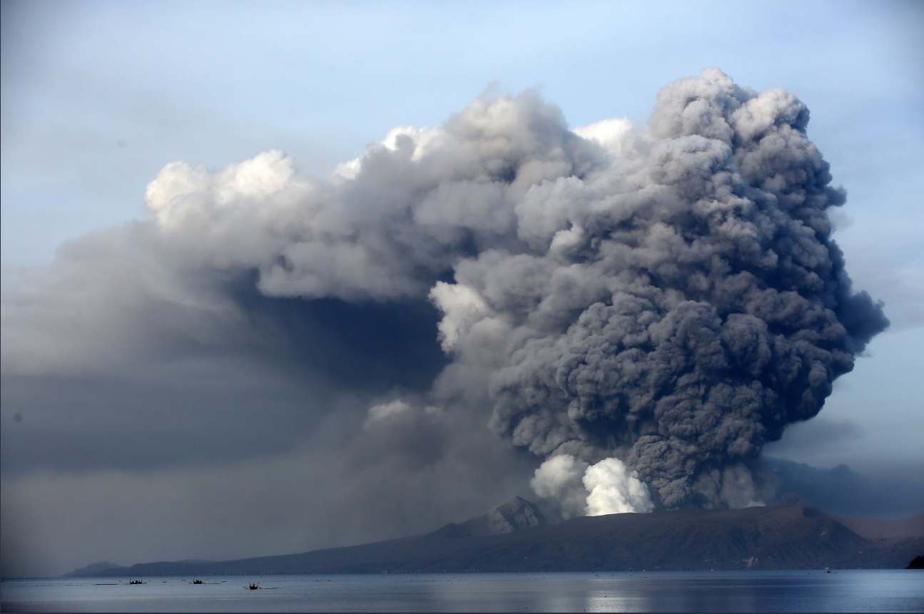 Eruption from Taal volcano yesterday (credit: Migule De Guzman)