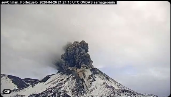 Eruption from Nevados de Chillán volcano on 26 April (image: @Sernageomin/twitter)
