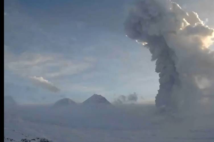 Powerful eruption from Bezymianny volcano generated ash emissions to 31,000 ft today (image: @siberian_times/twitter)