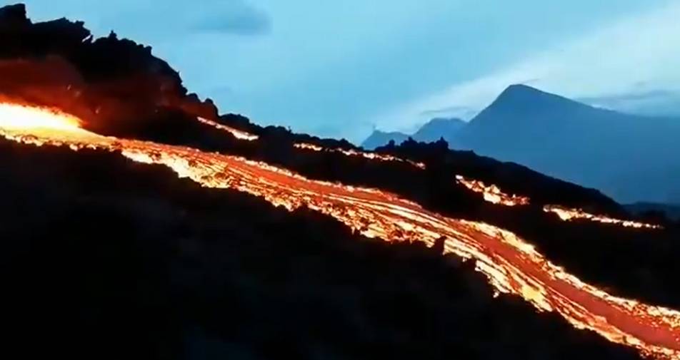 Lava flows from Pacaya volcano on 11 September (image: @Tercoguerrero/twitter)