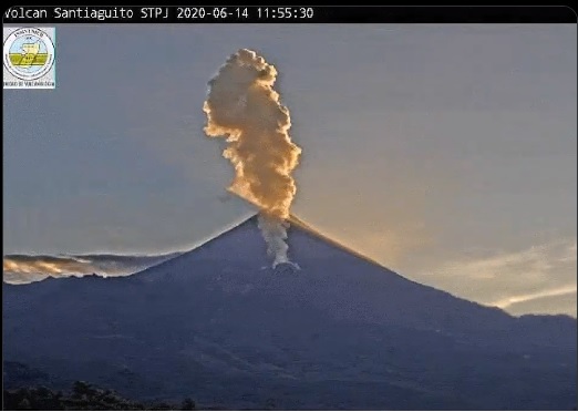 Explosion from Santiaguito volcano yesterday (image: @insivumehgt/twitter)