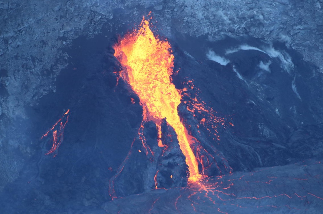 Lava fountains from western fissure vent at Kilauea volcano on 11 January (image: HVO)