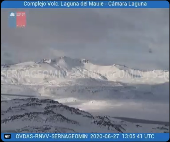 Volcán Laguna del Maul cubierto por hielo el 27 de junio (Imagen: SERNAGEOMIN)
