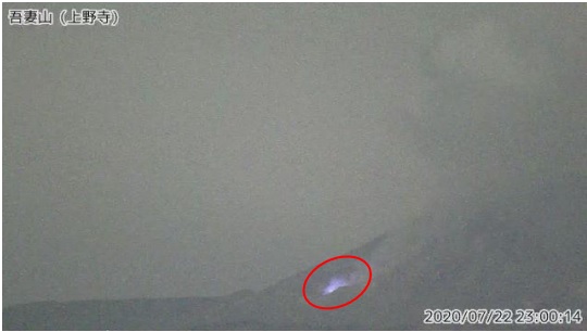 Sulfur dioxide burning at Azuma volcano (image: JMA)