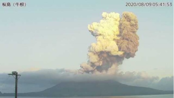Double-coloured ash plume from Sakurajima volcano on 9 August (image: JMA)