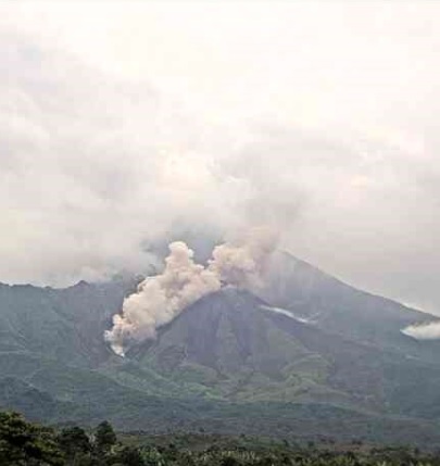 Pyroclastic flow from Santiaguito volcano (image: INSIVUMEH)