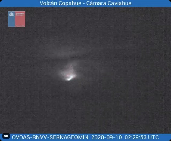 Incandescence from Copahue volcano crater on 10 September (image: SERNAGEOMIN)