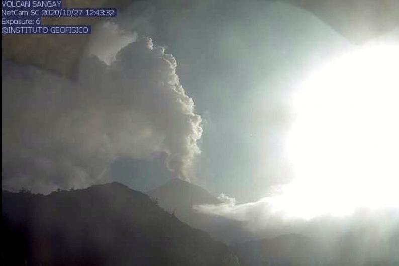 1,500 ft gas and ash plume from Sangay volcano yesterday (image: IGEPN)