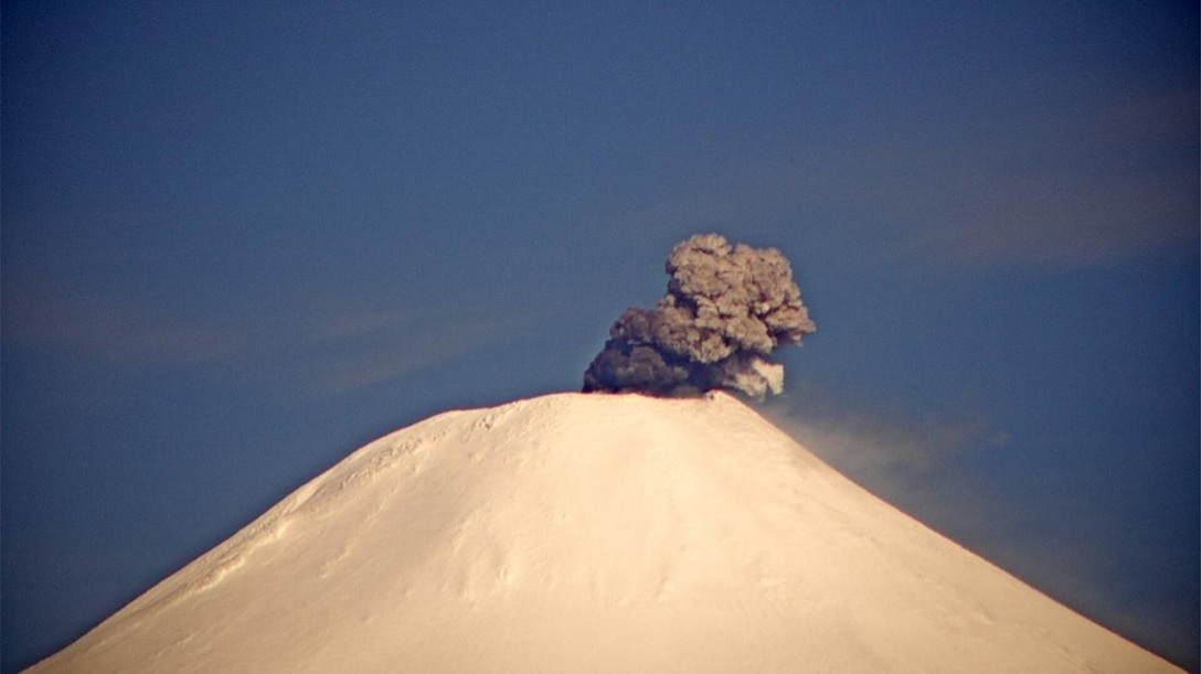 A moderate explosion from Villarica volcano yesterday (image: SERNAGEOMIN)