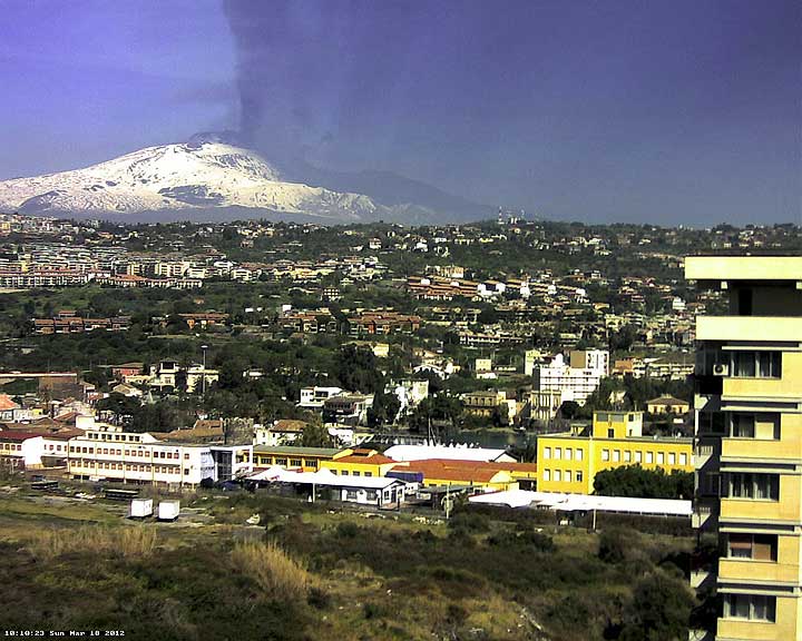 View from the SE during the paroxysmal phase of the eruption, showing the curtain of ash falling on the eastern sector (etnaguide.it webcam image)
