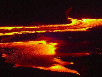 Night-time lava flow (2)