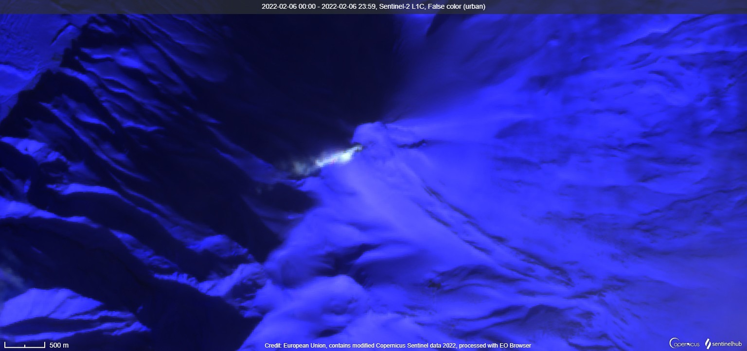 Degassing continues from Chikurachki volcano (image: Sentinel 2)