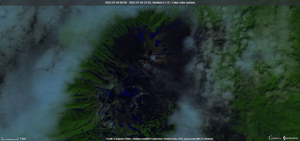 Degassing activity at Chikurachki volcano yesteraday (image: KVERT)