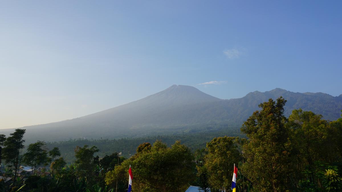 Slamet volcano seen from the observatory (photo: Aris Yanto)