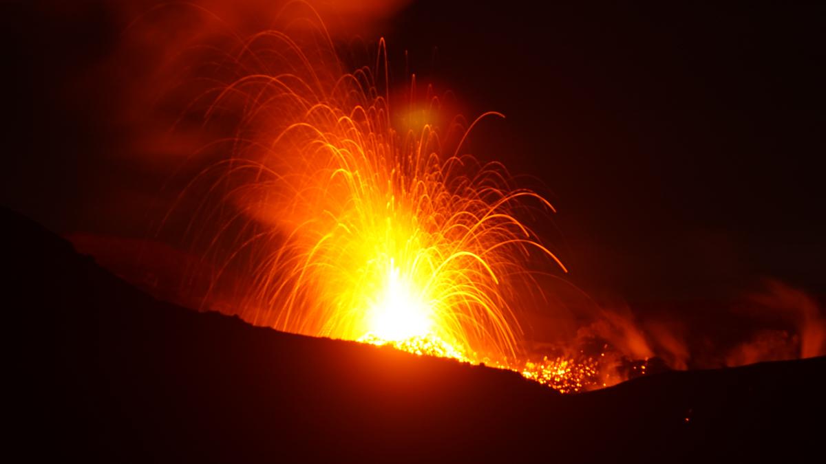 Strombolian eruption at Slamet volcano (West Java, Indonesia) on 26 Aug 2014 (photo: Aris Yanto)