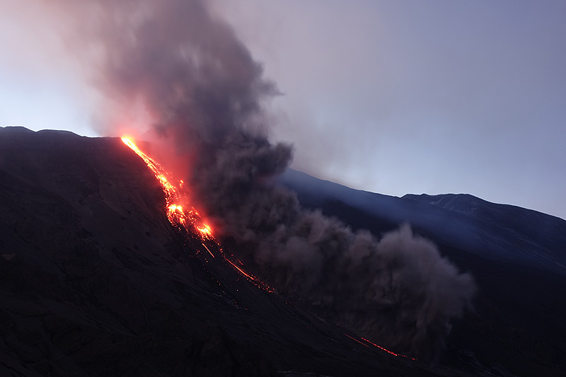 Lava flow into the Valle del Bove  with an ash plume from a small pyroclastic flow. (Photo: Roland / VolcanoDiscovery Italia)