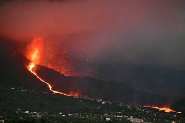 Lava fountain and the lava flow that had started Friday seen last evening (image: Tom Pfeiffer)