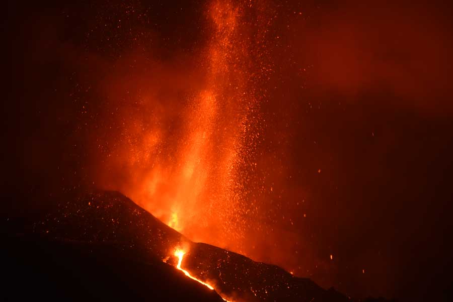 Lava fountain from the main vent at Cumbre Vieja last night; the collapsed crater area can be seen clearly if compared to similar photos from earlier updates (image: Tom Pfeiffer / VolcanoDiscovery)
