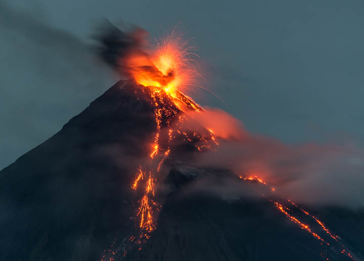Explosive activity at Mayon last night (so-called lava fountain) (image: Tom Pfeiffer / VolcanoDiscovery)