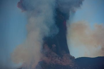 VIew of the lava fountain mostly hidden inside the ash and steam column (image: Tom Pfeiffer / VolcanoDiscovery)