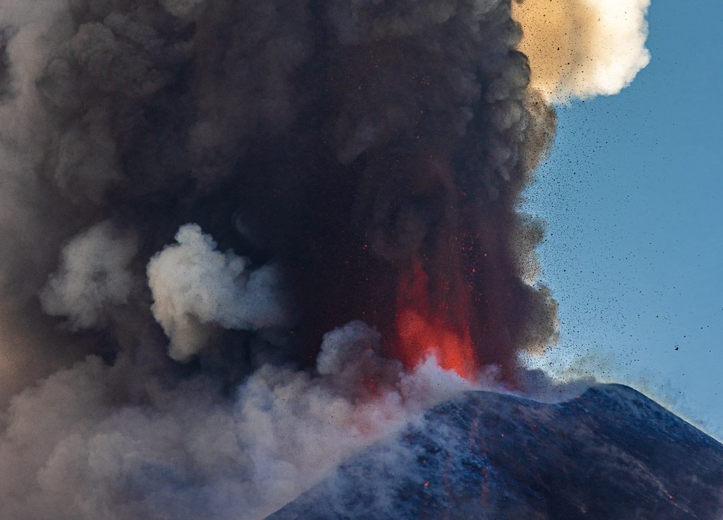 Lava fountain during Etna's paroxysm this afternoon (image: Tom Pfeiffer / VolcanoDiscovery)