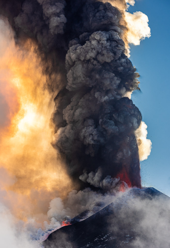 Eruption column above the New SE crater (image: Tom Pfeiffer / VolcanoDiscovery)