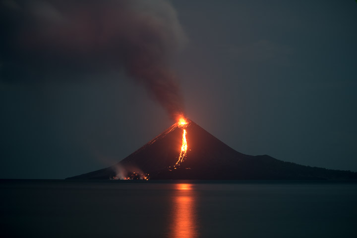 New lava flow on the southern flank of Anak Krakatau on 19 Nov evening (image: Tom Pfeiffer / VolcanoDiscovery)