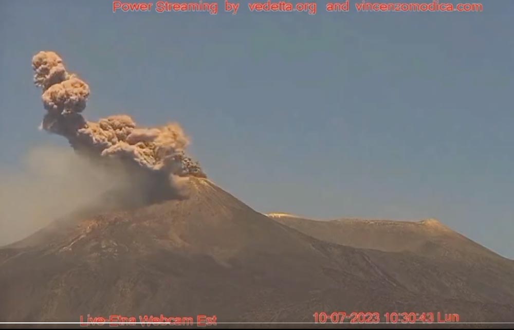 Ash eruption from Etna this morning (image: vendetta.org webcam)