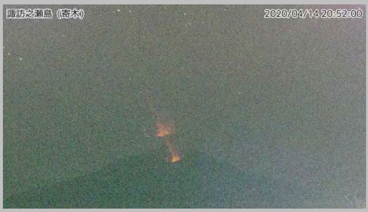 Glow from Suwanosejima volcano yesterday (image: @TaTohru/twitter)