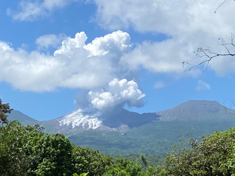 Eruption from Rincon de la Vieja volcano on 19 April (image: @SinartNoticias/twitter)