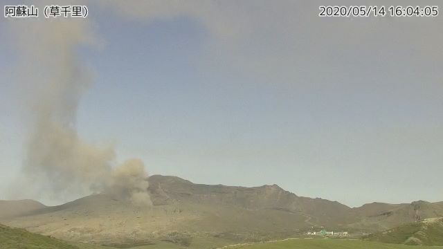 Ash plume rising from Aso volcano today (image: @hepomodeler/twitter)