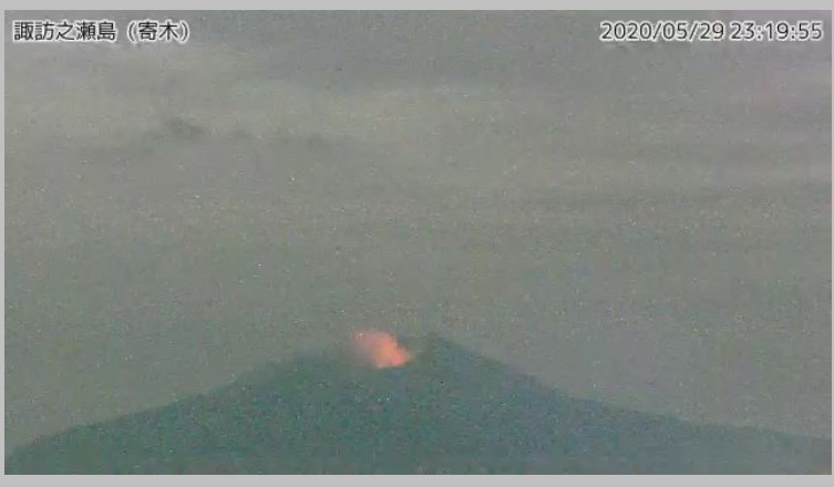 Constant glow from Suwanosejima volcano on 29 May (image: @TaTohru/twitter)