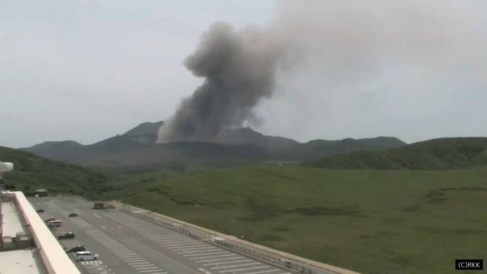 An ash plume from Aso volcano (image: @wischweg/twitter)