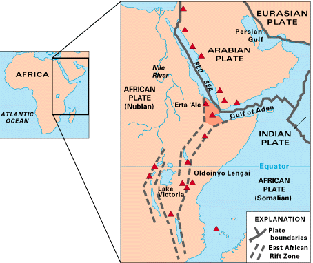 Carte de l'Afrique orientale montrant certains des volcans actifs connus historiquement (triangles rouges) et le Triangle de l’Afar (ombre, au centre) - une soi-disant jonction triple (ou point triple), où les trois plaques tectoniques s’éloignent l’une de l'autre : la Plaque Arabique, et les deux parties  de la Plaque Africaine (Nubienne et Somalienne) Fractionnant  tout le long de la Rift Zone Est de l’Afrique.