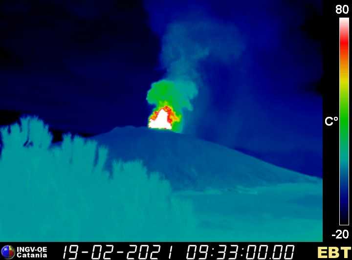 The eruption seen on the INGV thermal webcam in Linguaglosse (NE side)