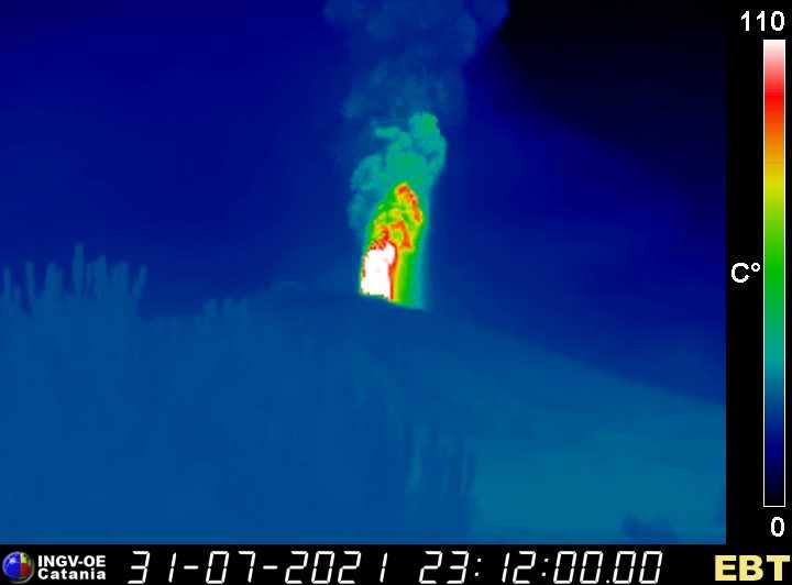 View of the lava fountain on the thermal cameral from the west side (Bronte thermal webcam of INGV)