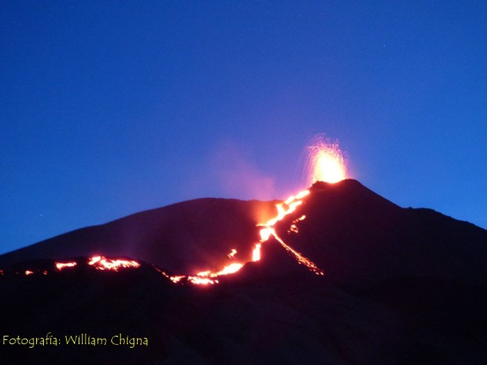 Effusive-explosive activity at Pacaya volcano these days (image: @William_Chigna/twitter)