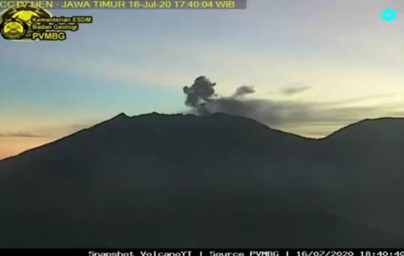 An ash plume from Raung volcano on 16 July (image: PVMBG)