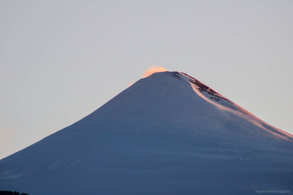 Villarica volcano on 25 July (image: @AngaritaV/twitter)