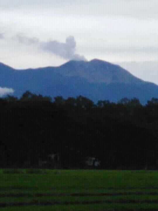 White plume from Canlaon volcano on 1 August (image: @RenVolcanoman/twitter)